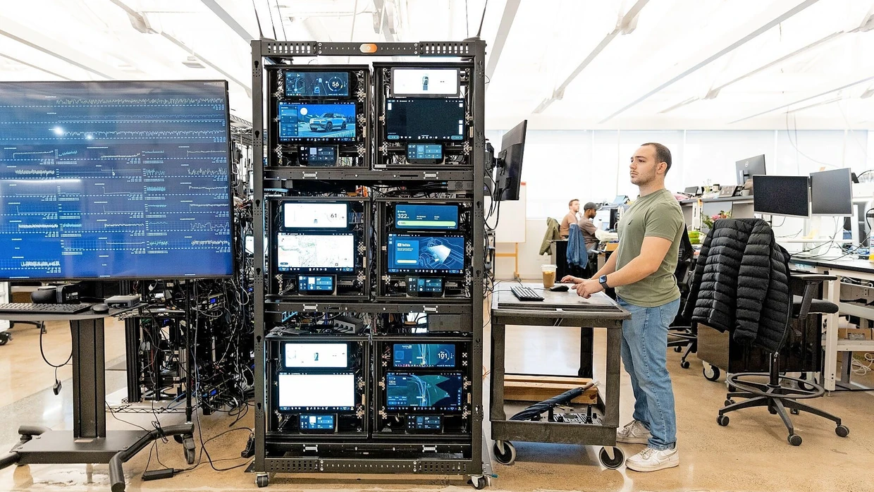 AI determines the world: In the Rivian Automotive software laboratory.