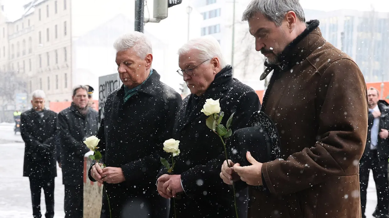 Stilles Gedenken: Münchens Oberbürgermeister Dieter Reiter (SPD, v.l.n.r.), Bundespräsident Frank-Walter Steinmeier (SPD) und Bayerns Ministerpräsident Markus Söder (CSU) am Freitag an der Stelle, an dem am Donnerstag ein mutmaßlicher Anschlag auf eine Verdi-Demonstration verübt wurde