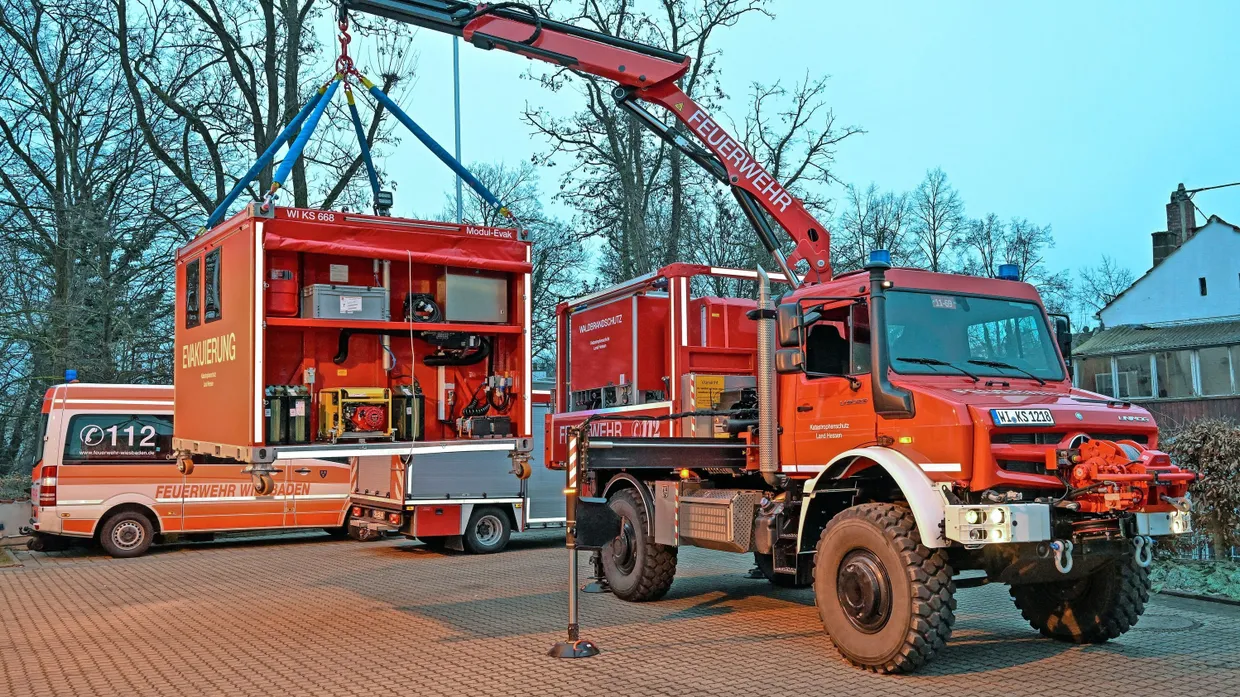 Holt, hebt, hilft: Der Spezial-Unimog verbindet Einsatzflexibilität mit Geländegängigkeit.