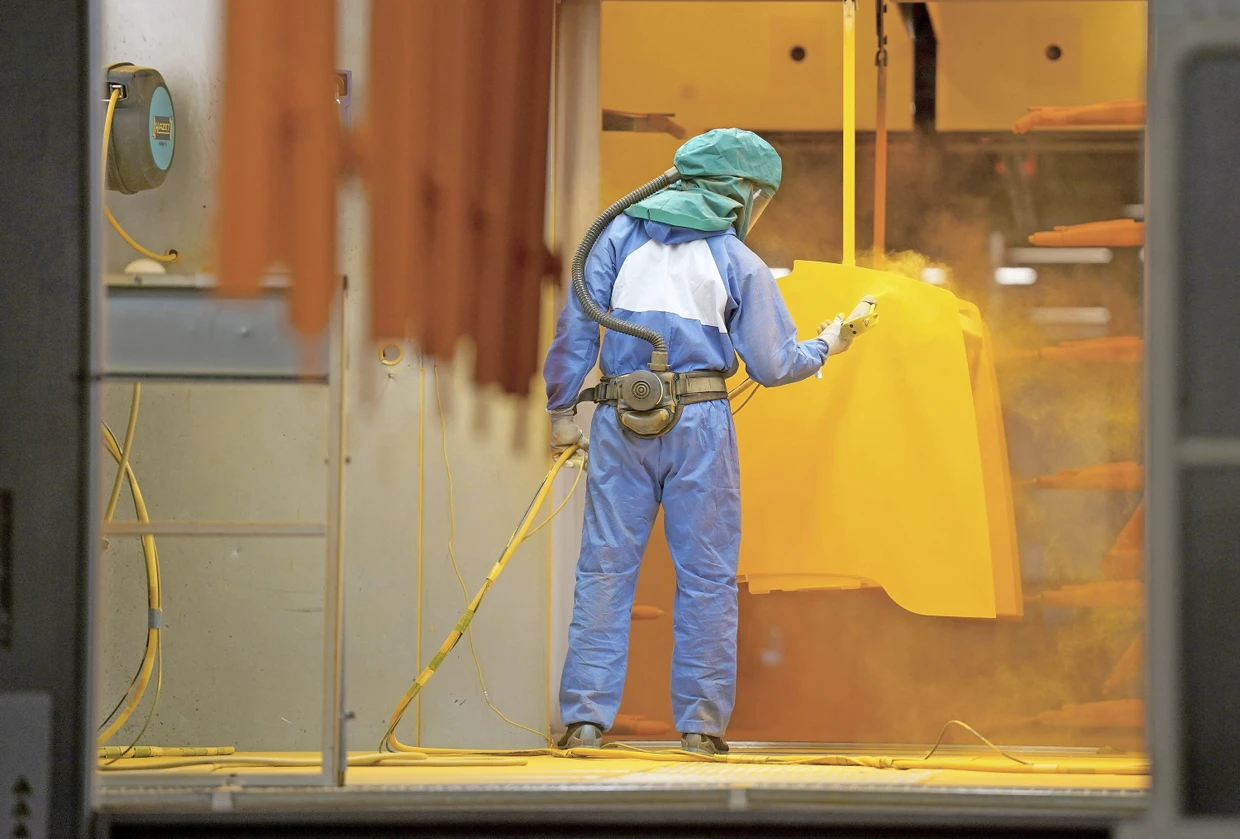 Gelb ist die Marken-Farbe von Jungheinrich. Billig-Modelle aus China sind lila.