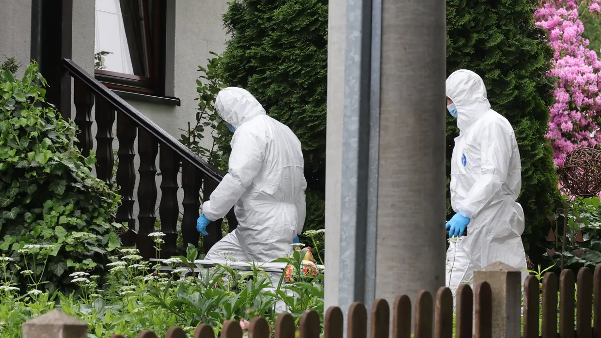Zwei Männer der Spurensicherung am Tatort im Vogtland