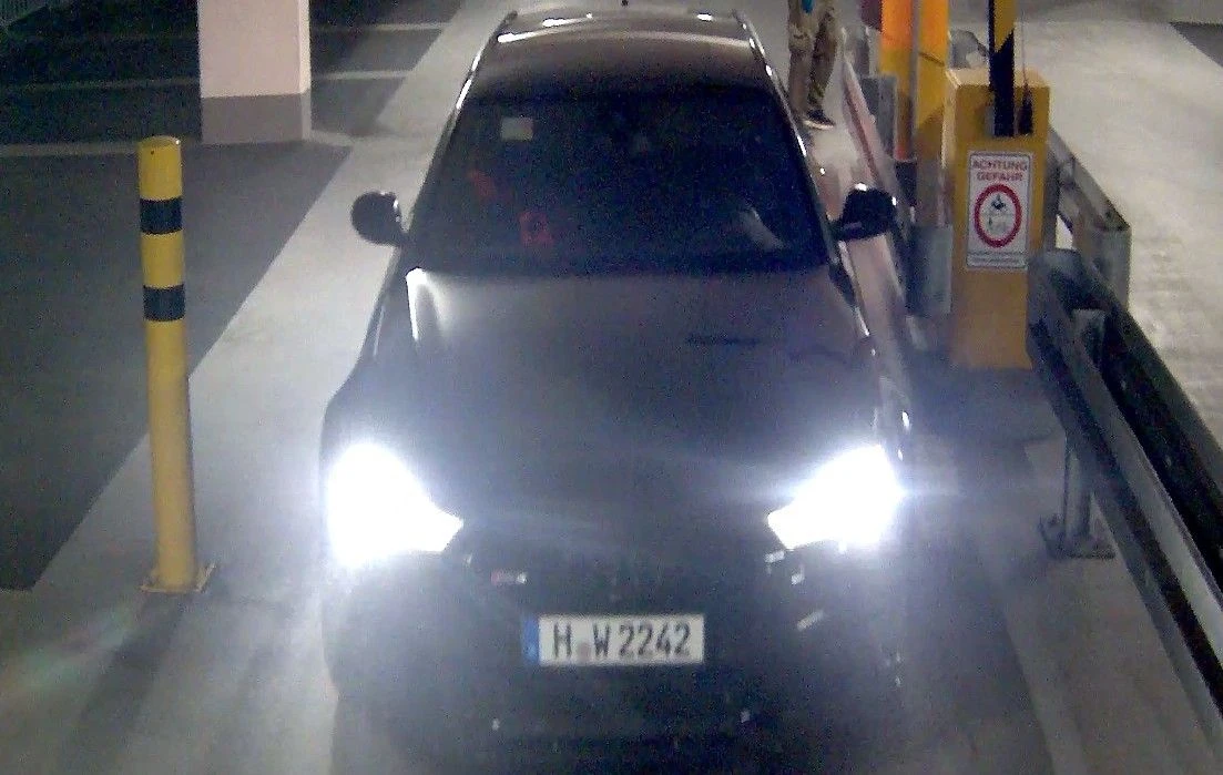 Eines der mutmaßlichen Tatfahrzeuge mit gefälschtem Kennzeichen