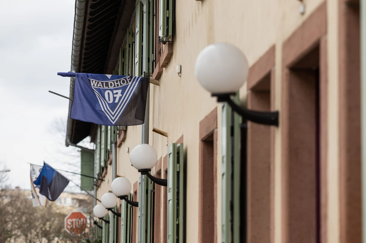 Eine Flagge des lokalen Fußballvereins: Mit dem SV Waldhof identifizieren sich bis heute viele im Viertel.