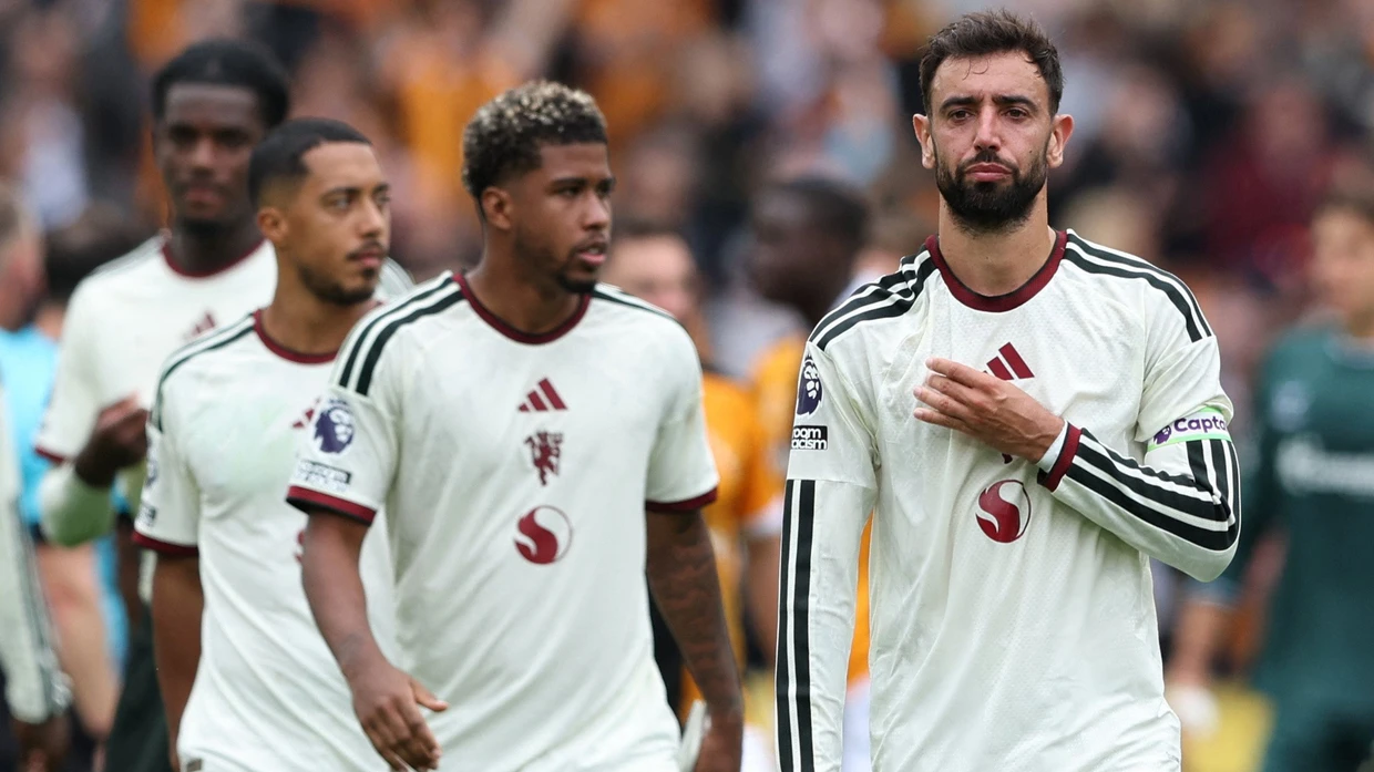 Kapitän Bruno Fernandes (rechts) und seine Mitspieler schleichen in Hull geschlagen vom Rasen.