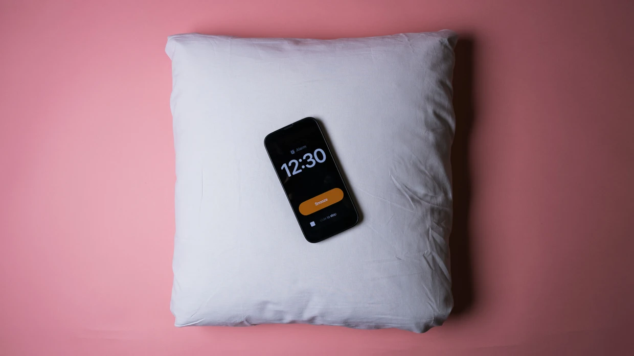 Im Durchschnitt drücken Menschen 2,4-mal am Morgen auf die Snooze-Taste.