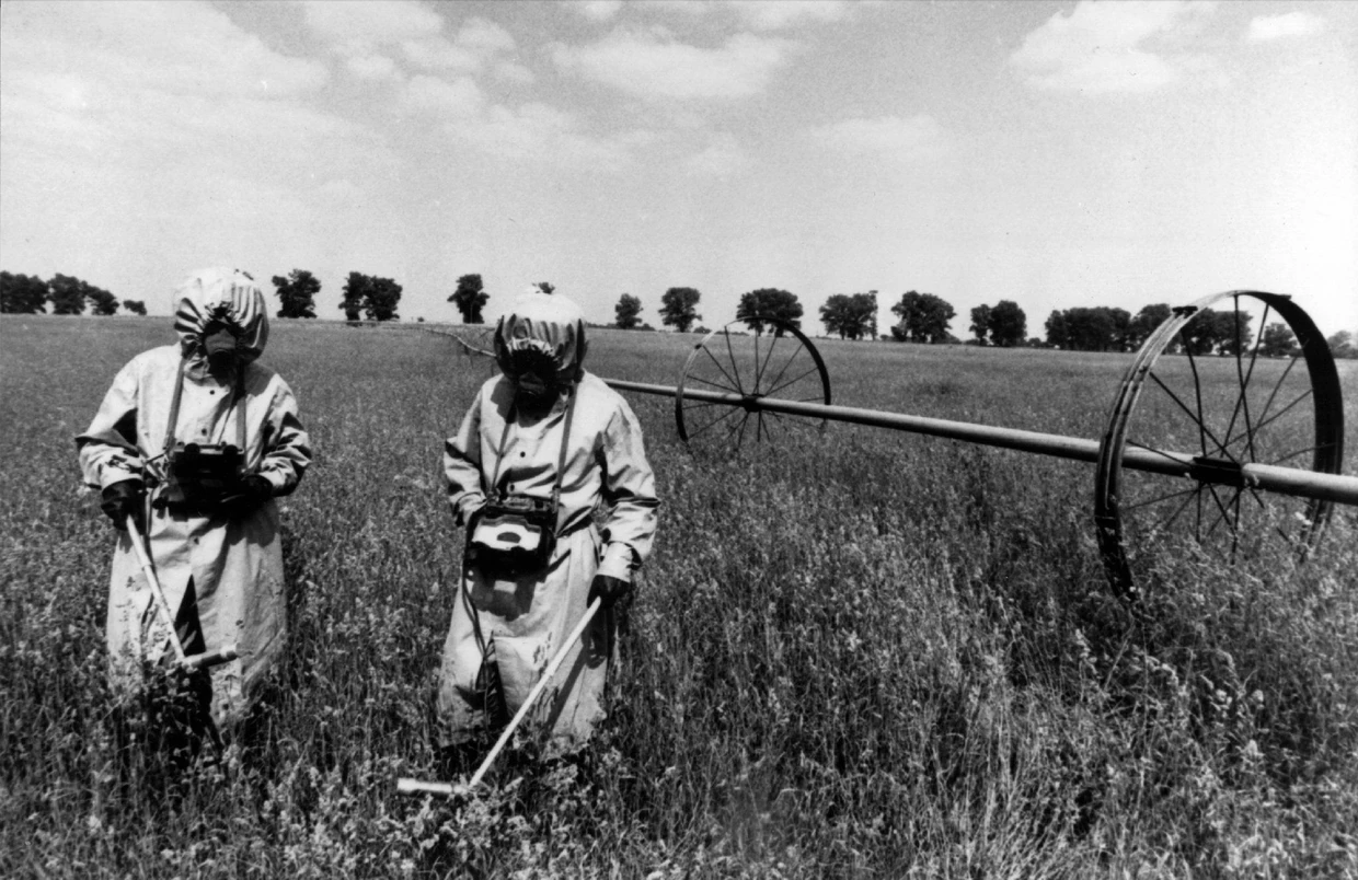 Spezialeinheiten messen auf einem Feld innerhalb der Sicherheitszone von Tschernobyl  die Radioaktivität im Mai 1986.