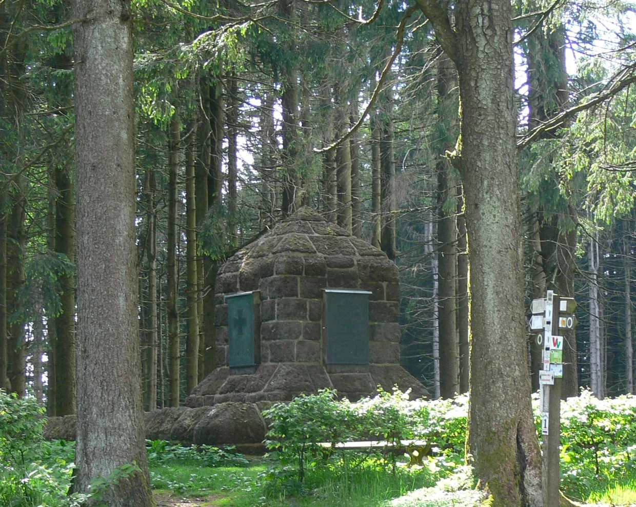 Aus Basalttuff: das zentrale Ehrenmal des 1881 gegründeten Wander- und Kulturvereins Vogelsberger Höhenclub auf der Herchenhainer Höhe.