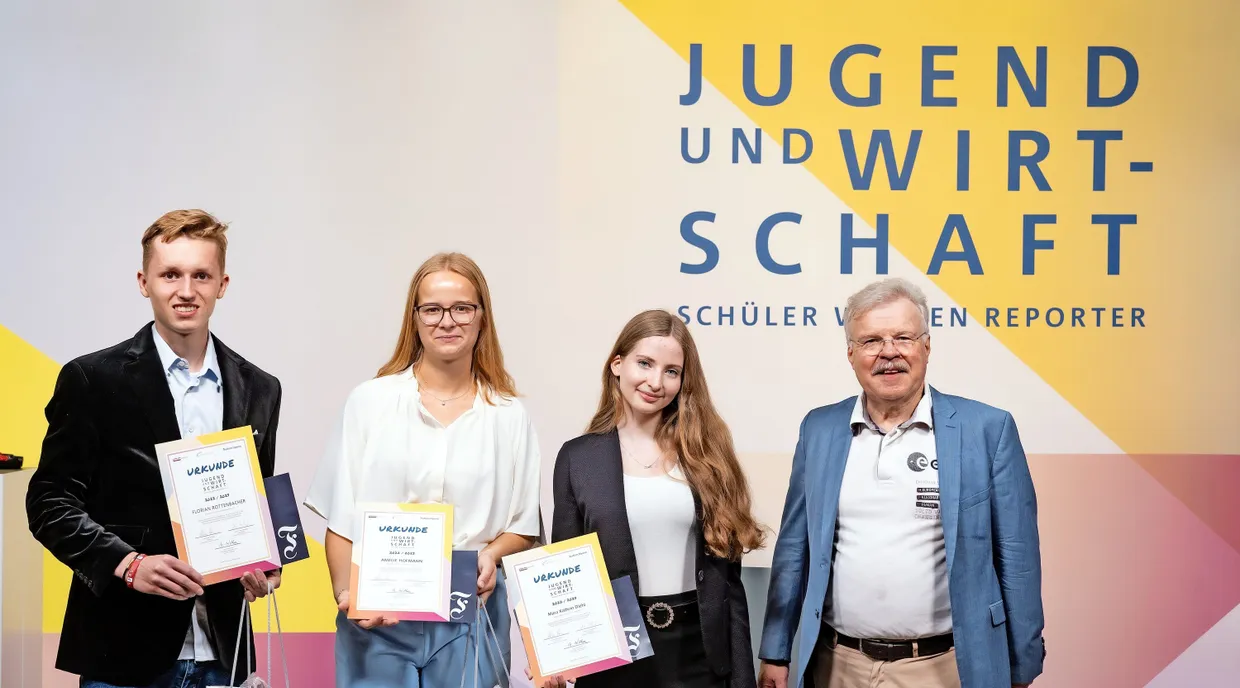 Die Einzelpreisträger (von links) Florian Rottenbacher, Amelie Hofmann und Mara Kathrin Diehl mit dem Astronauten Reinhold Ewald
