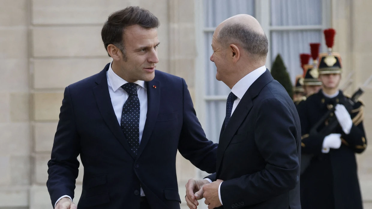 Frankreichs Präsident Macron begrüßt Bundeskanzler Scholz vor dem Treffen in Paris, 17.2.25.