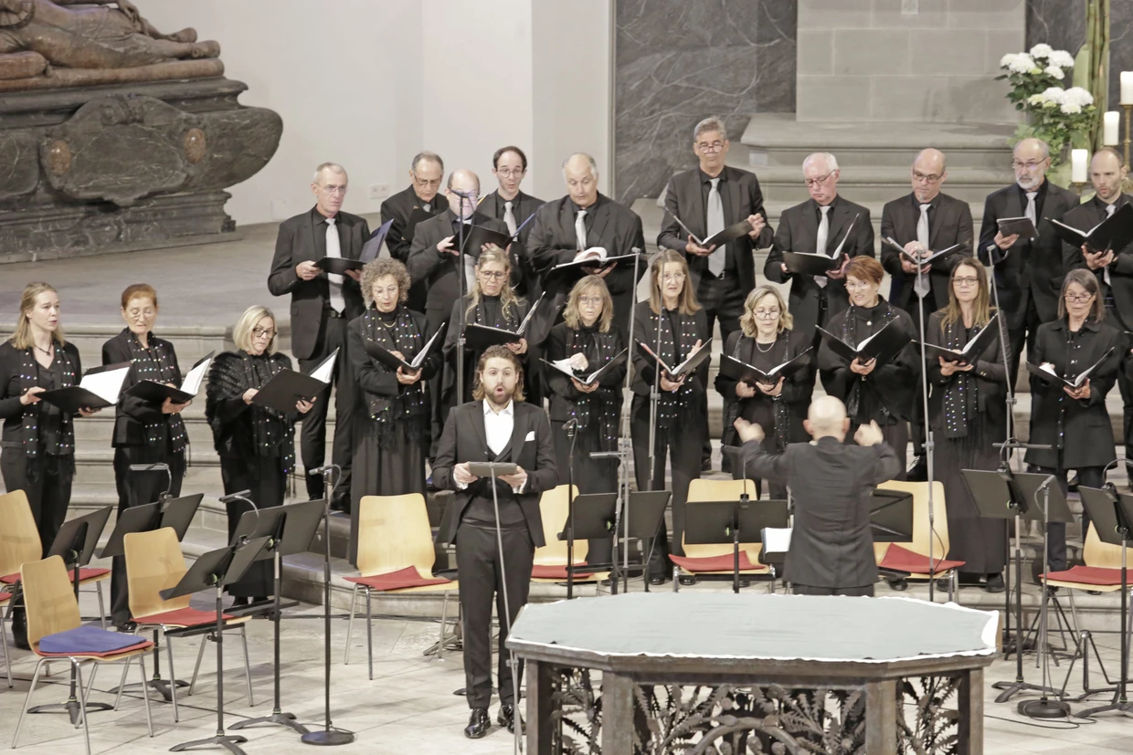Konstantin Krimmel (vorn links) und der Kammerchor Feldkirch mit Benjamin Lack in der Pfarrkirche St. Karl in Hohenems Foto Schubertiade