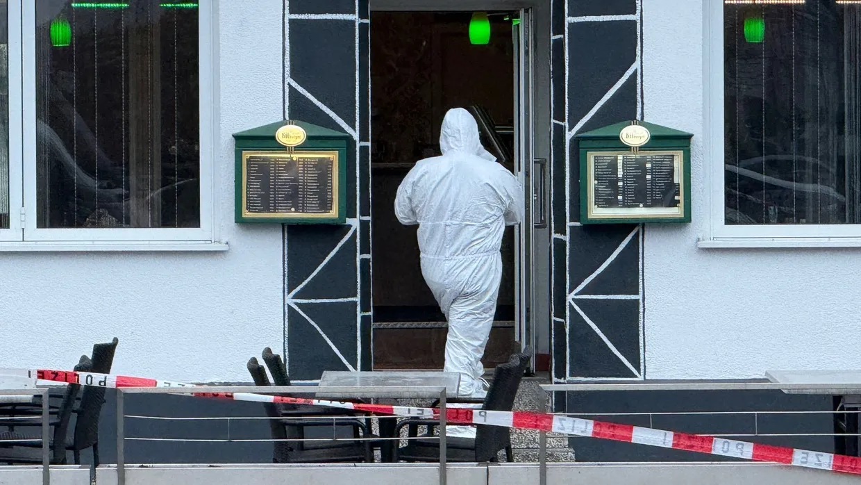 Die Spurensicherung ermittelt in einem Lokal in Raunheim nahe dem Frankfurter Flughafen, wo zwei Menschen erschossen worden sind.