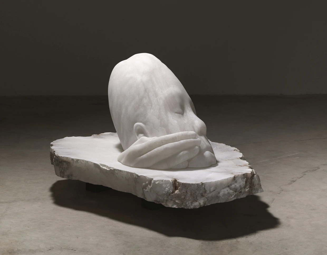 Bei Lelong: Alabasterskulptur „Le rêve de Lucie Artista“ von Jaume Plensa, 2025