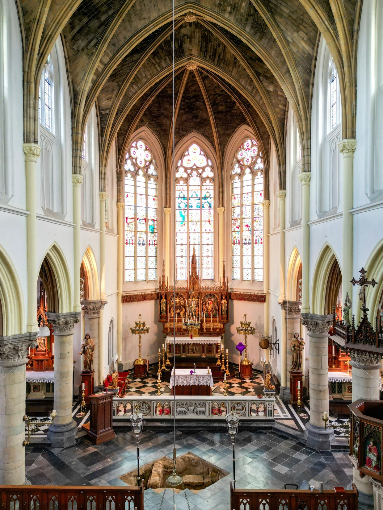 Im Altarbereich von St. Peter und Paul: die Grabungsstelle in Maastricht