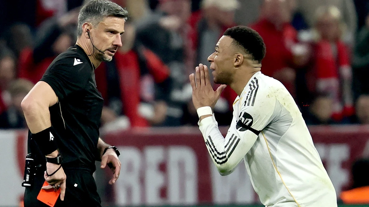 Gelb-Rot für Camavinga: Kylian Mbappé (r.) kann es nicht fassen.