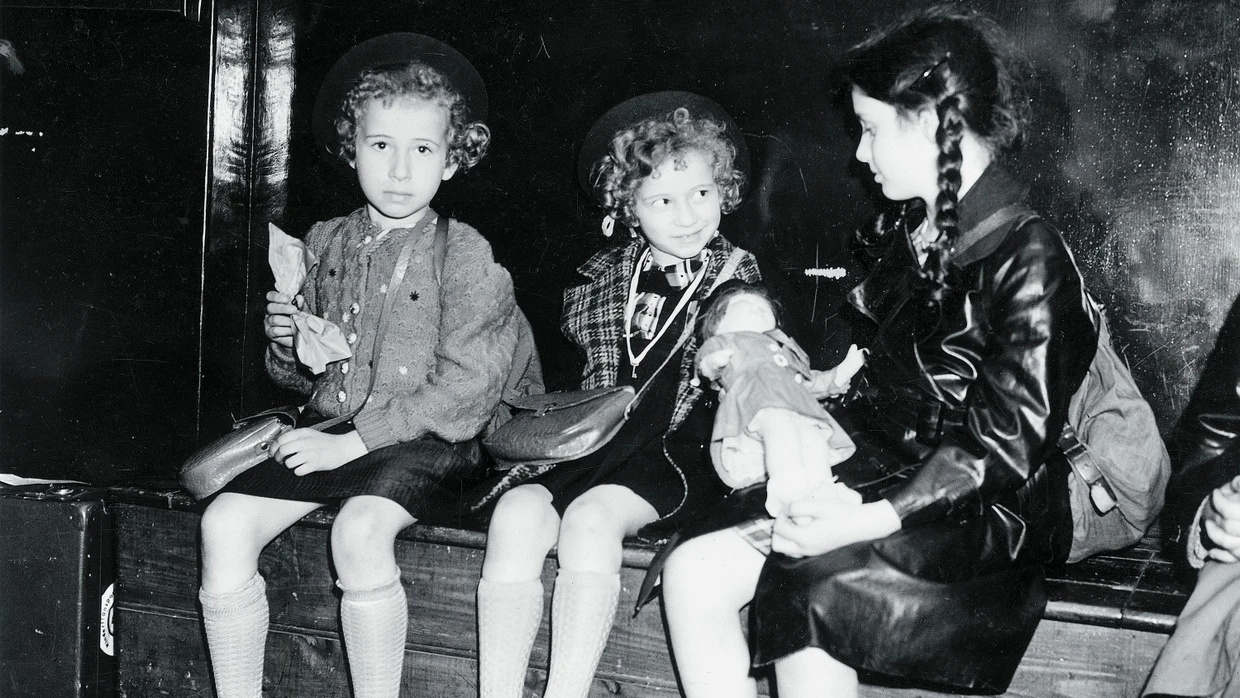 Im Juli 1939 am Bahnhof Liverpool Street in London: Drei jüdische Kinder aus Deutschland warten darauf, von Verwandten oder Betreuern abgeholt zu werden – die Schwestern Ruth und Inge Adamecz aus Breslau sowie Hanna Cohn aus Halle an der Saale (von links).