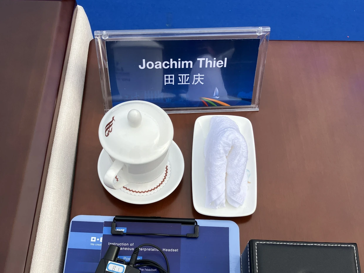 Nur echt mit eigener Teetasse: Joachim Thiels Ehrenplatz in Zhangjiang