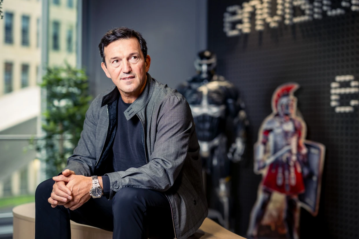 Erholt nach bewegten Zeiten: Avni Yerli, Gründer und Geschäftsführer von Crytek, vor dem Nanosuit aus dem Spiel „Crysis“