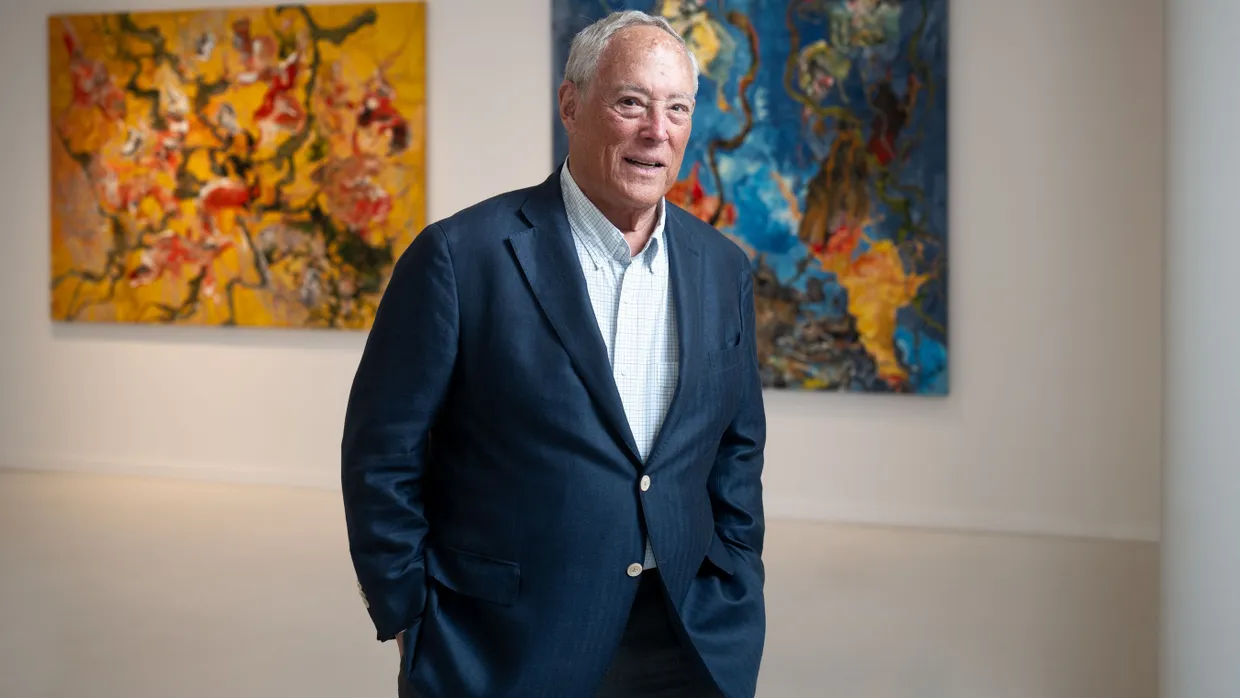 Asher Edelman, 85, war in den Achtzigerjahren für Firmenübernahmen bekannt. Heute ist er Kunstinvestor. Hier steht er vor Werken der Künstlerin Britt Boutros-Ghali, die noch bis zum 28. Juni in der Berliner Galerie Son zu sehen sind.