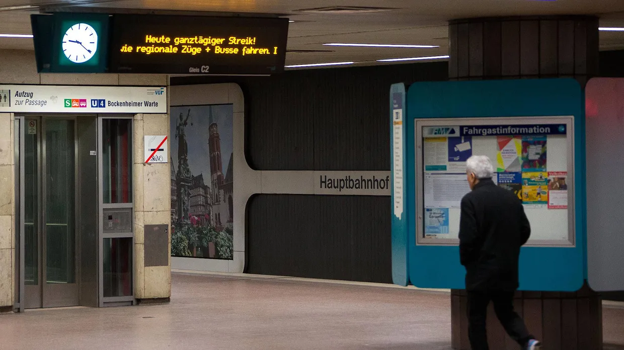 Stillstand in der City: An diesem Mittwoch kommt es zu einem Warnstreik der Gewerkschaften Verdi und Nahverkehrsgewerkschaft. Neben der S-Bahn-Tunnelsperrung fallen auch U- und Straßenbahnen aus.