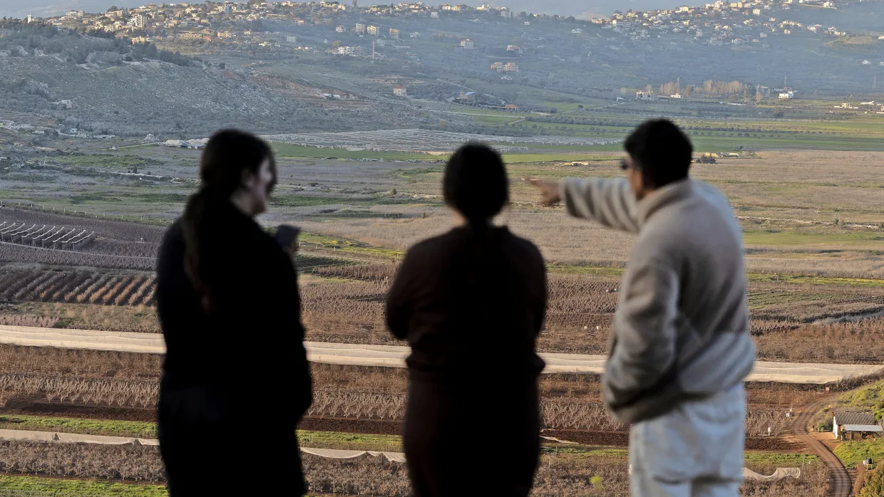 An der Blauen Linie: Israelis im nördlichen Dorf Metula blicken auf die Grenze zu Libanon.