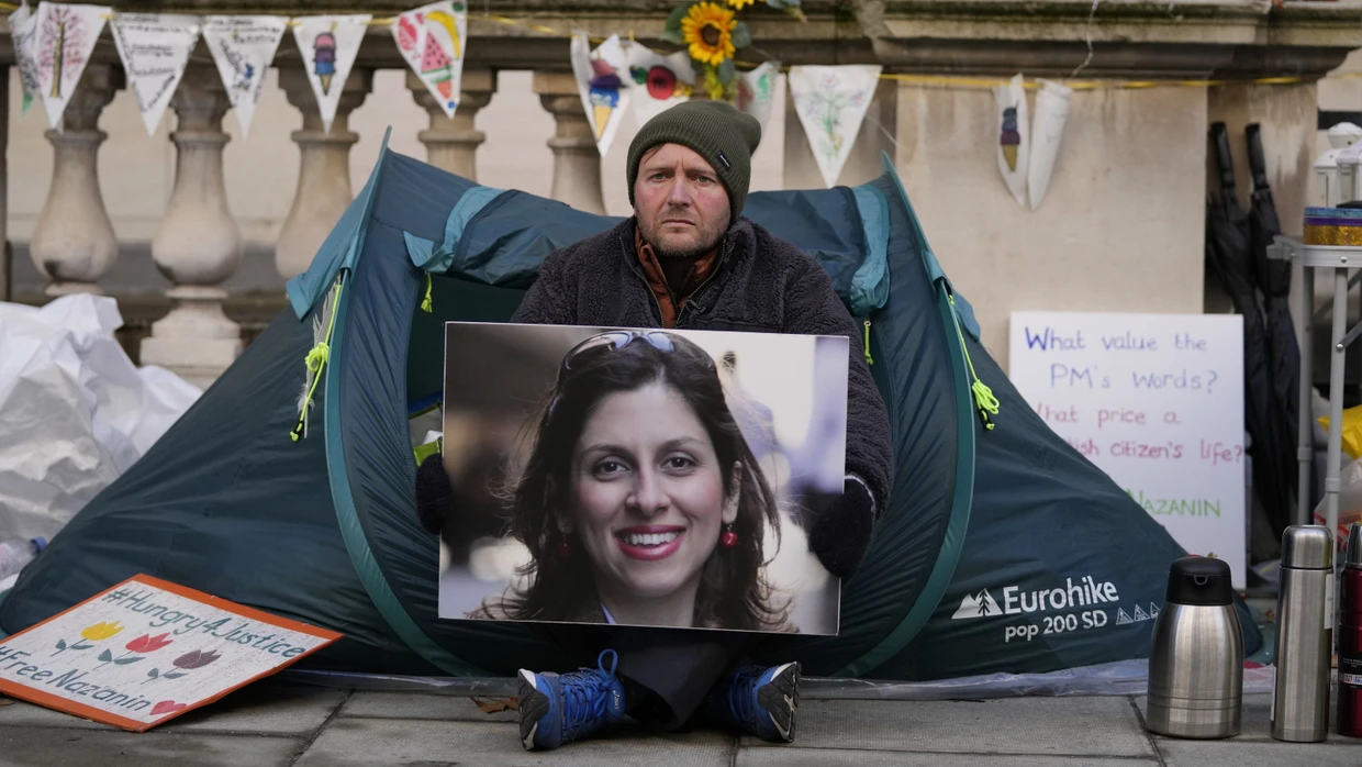 Richard Ratcliffe am 9. November mit einem Foto seiner inhaftierten Frau Nazanin Zaghari-Ratcliffe in London