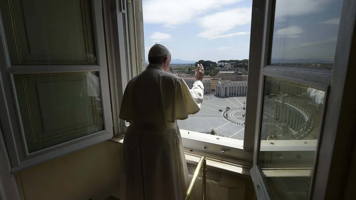Lebt selbst bescheiden: Papst Franziskus am Fenster des Apostolischen Palasts, den er nur für offizielle Termine nutzt.