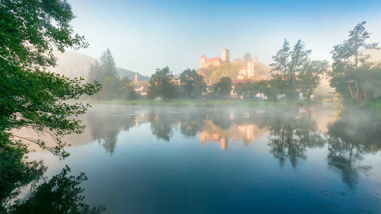 Ein Schloss, ein Trugbild? Impression aus dem Thayatal im Norden Österreichs an der Grenze zur Tschechischen Republik