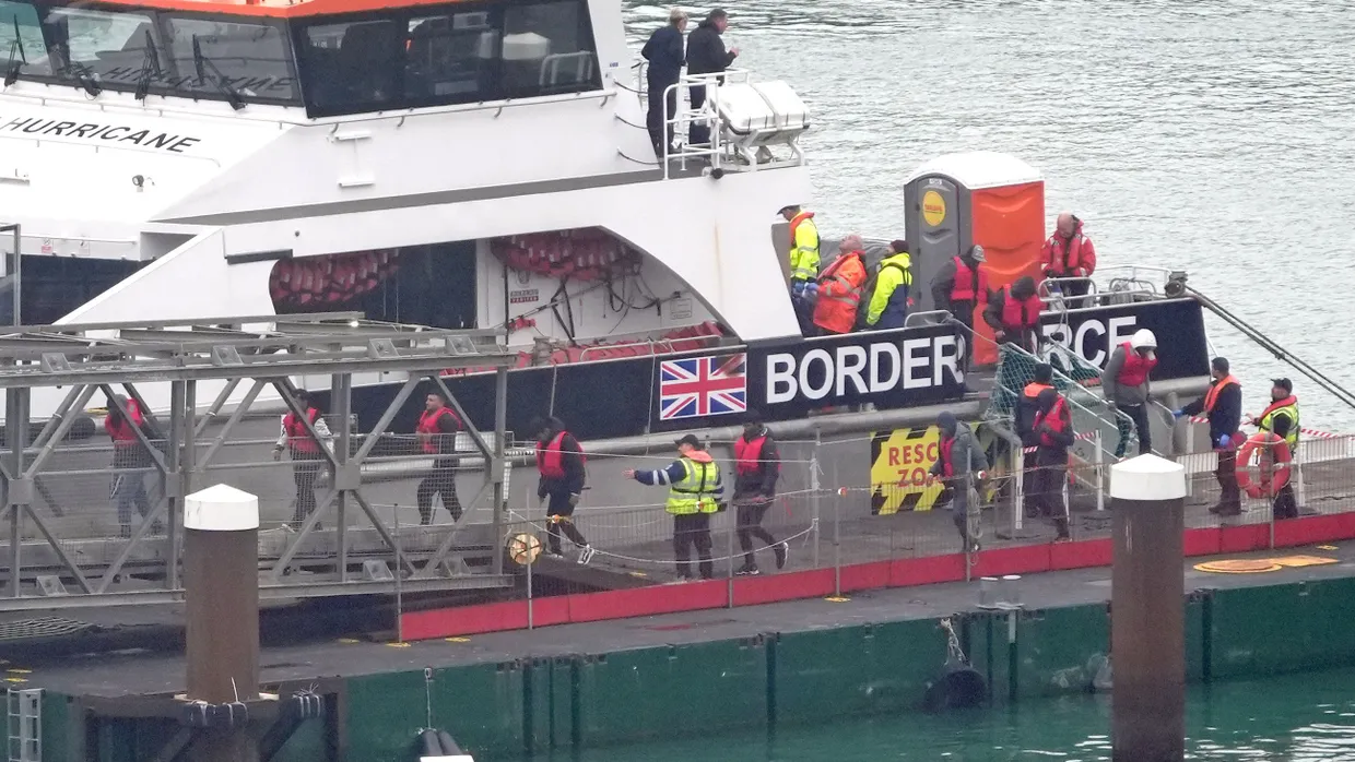 Eine Gruppe von Menschen, bei denen es sich vermutlich um Migranten handelt, wird nach einem Zwischenfall mit einem kleinen Boot im Ärmelkanal von einem Schiff der Border Force nach Dover (Kent) gebracht.