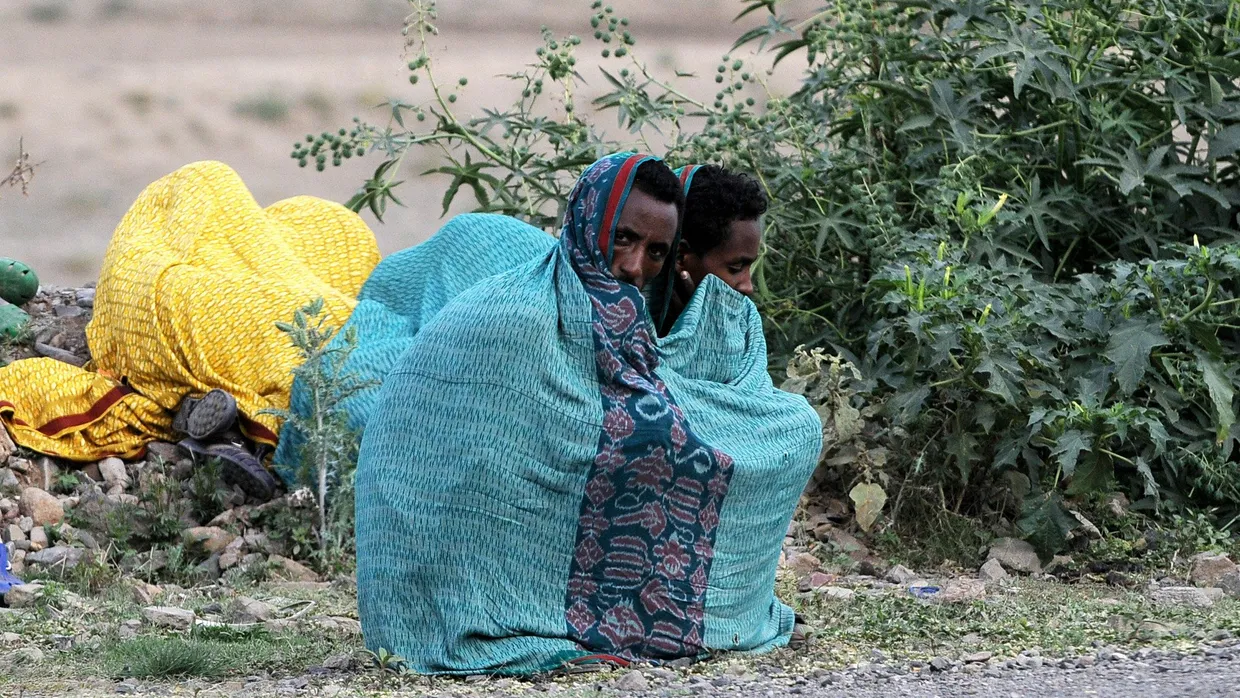 Äthiopische Migranten sitzen am Straßenrand in Sanaa im Jemen.