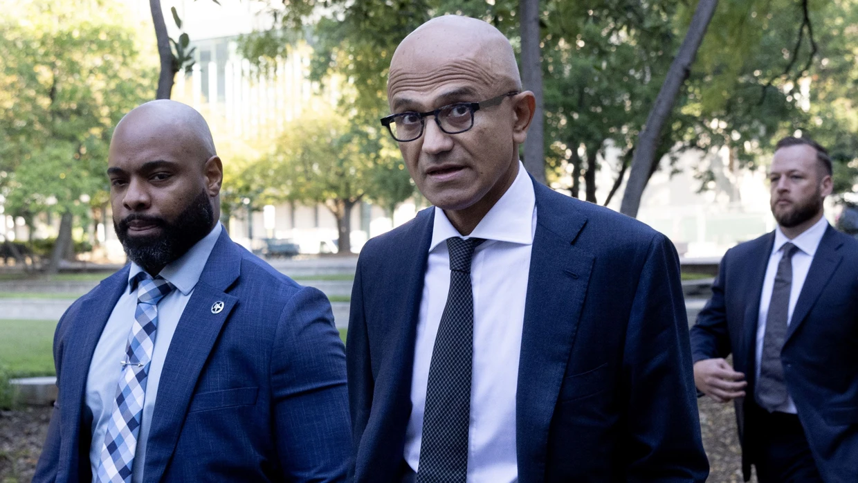 Nadella auf dem Weg zu seiner Aussage