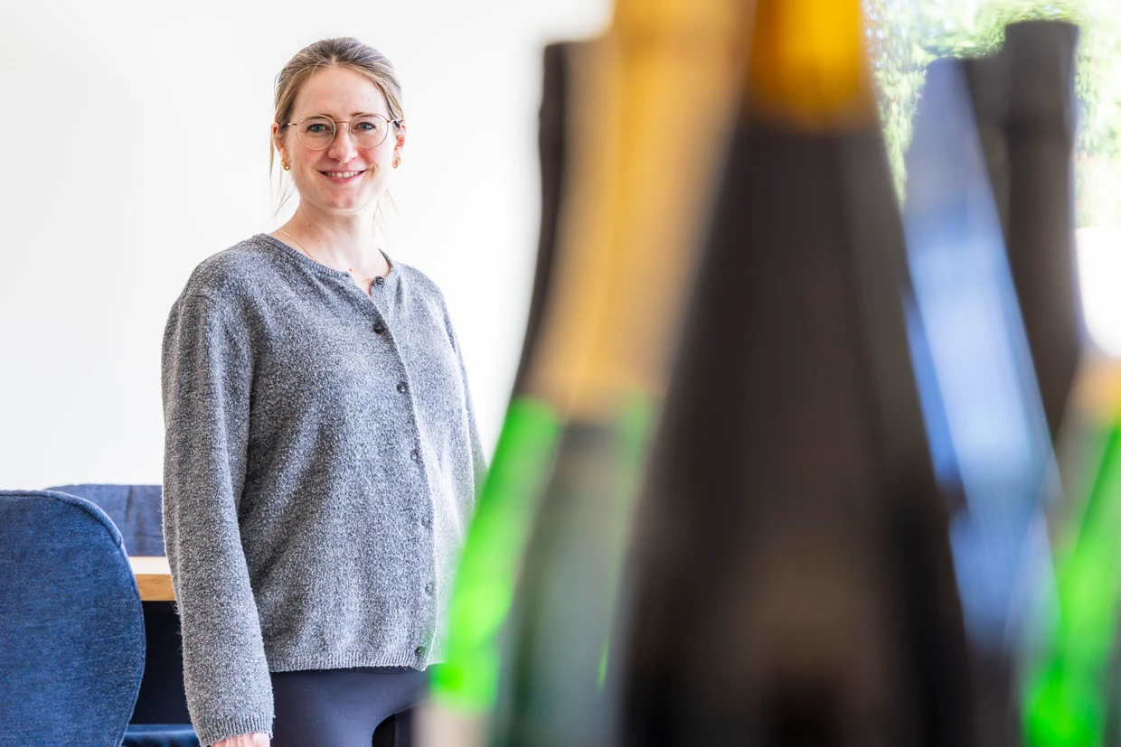 Julia Seyffardt, die Tochter von Weinbaupräsident Peter Seyffardt, arbeitet schon seit zehn Jahren im Weingut Diefenhardt mit, das sie bald allein führen soll.