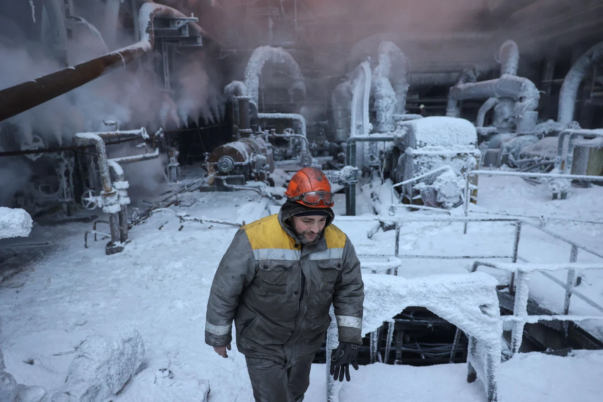 Ein Mitarbeiter eines durch russische Angriffe beschädigten Heizkraftwerks an einem nicht näher genannten Ort in der Ukraine