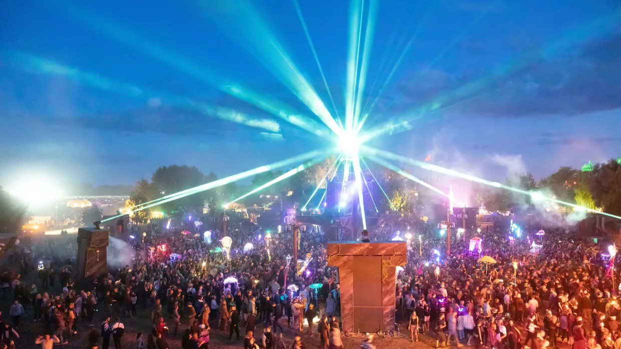 Kein Stern von Bethlehem: Festivalbesucher tanzen an der Turmbühne auf dem Gelände der Fusion.