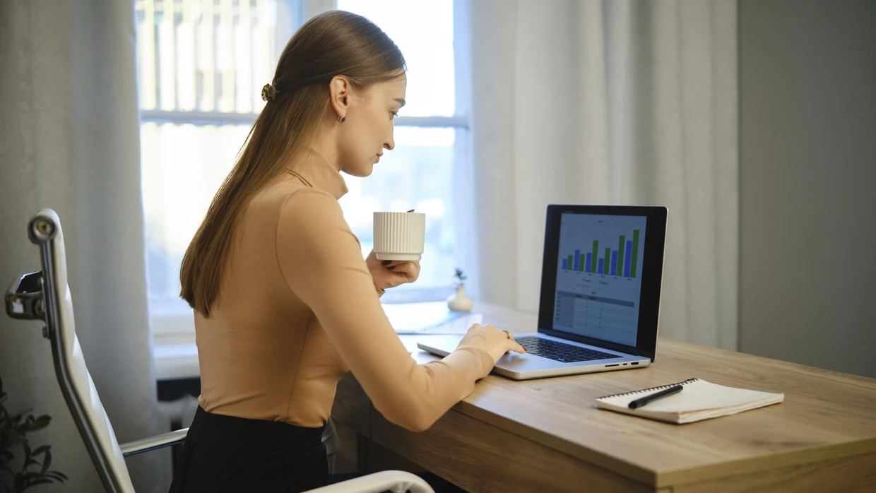 Generative KI automatisiert zuerst Büro- und Verwaltungsberufe und trifft damit überproportional Frauen, die in diesen Bereichen mehrheitlich beschäftigt sind.