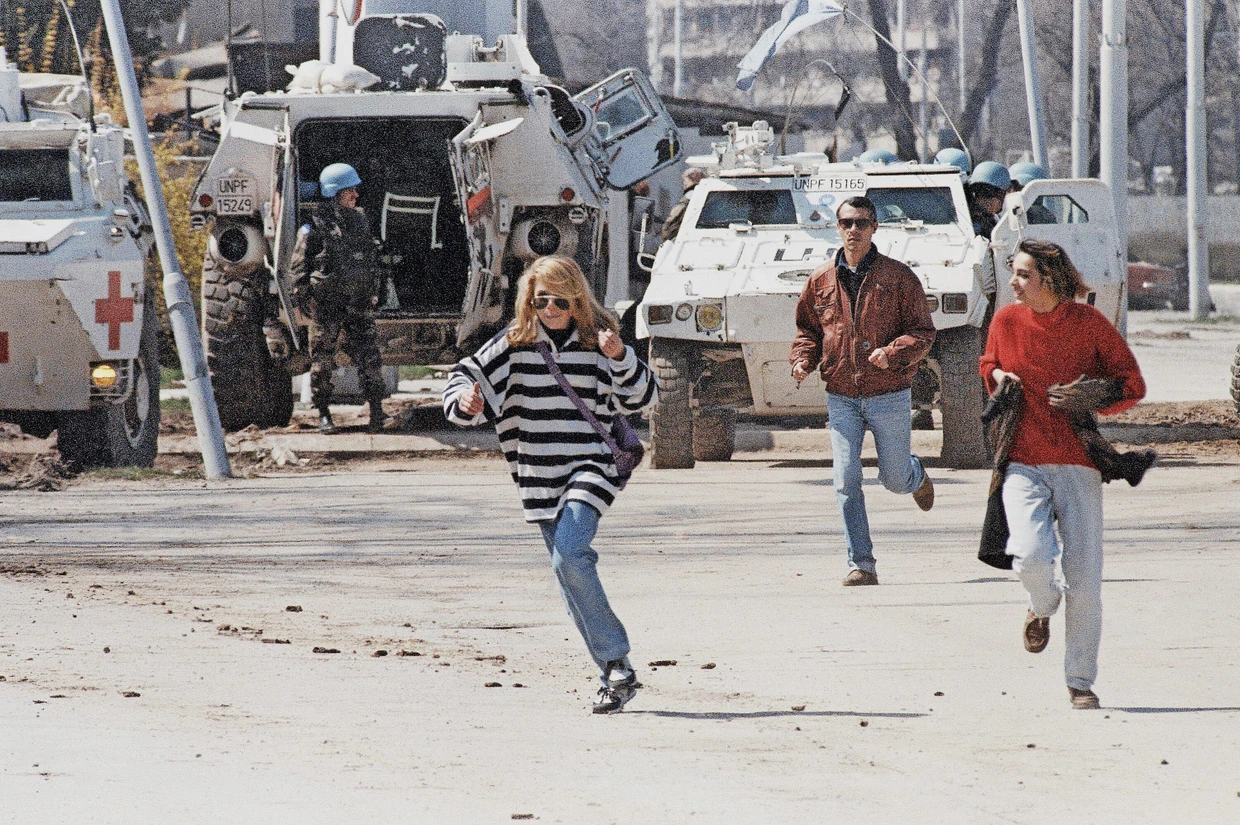 Sarajevo, 5. April 1995: Das Rennen auf der Straße, um den Kugeln der Scharfschützen zu entgehen, gehörte zum Alltag