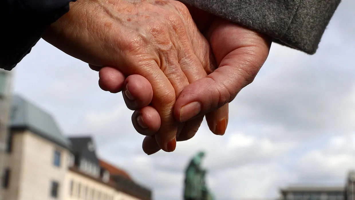 Das Unfassbare begreifen: Auch gestern suchten Menschen in Hanau wieder Trost miteinander.