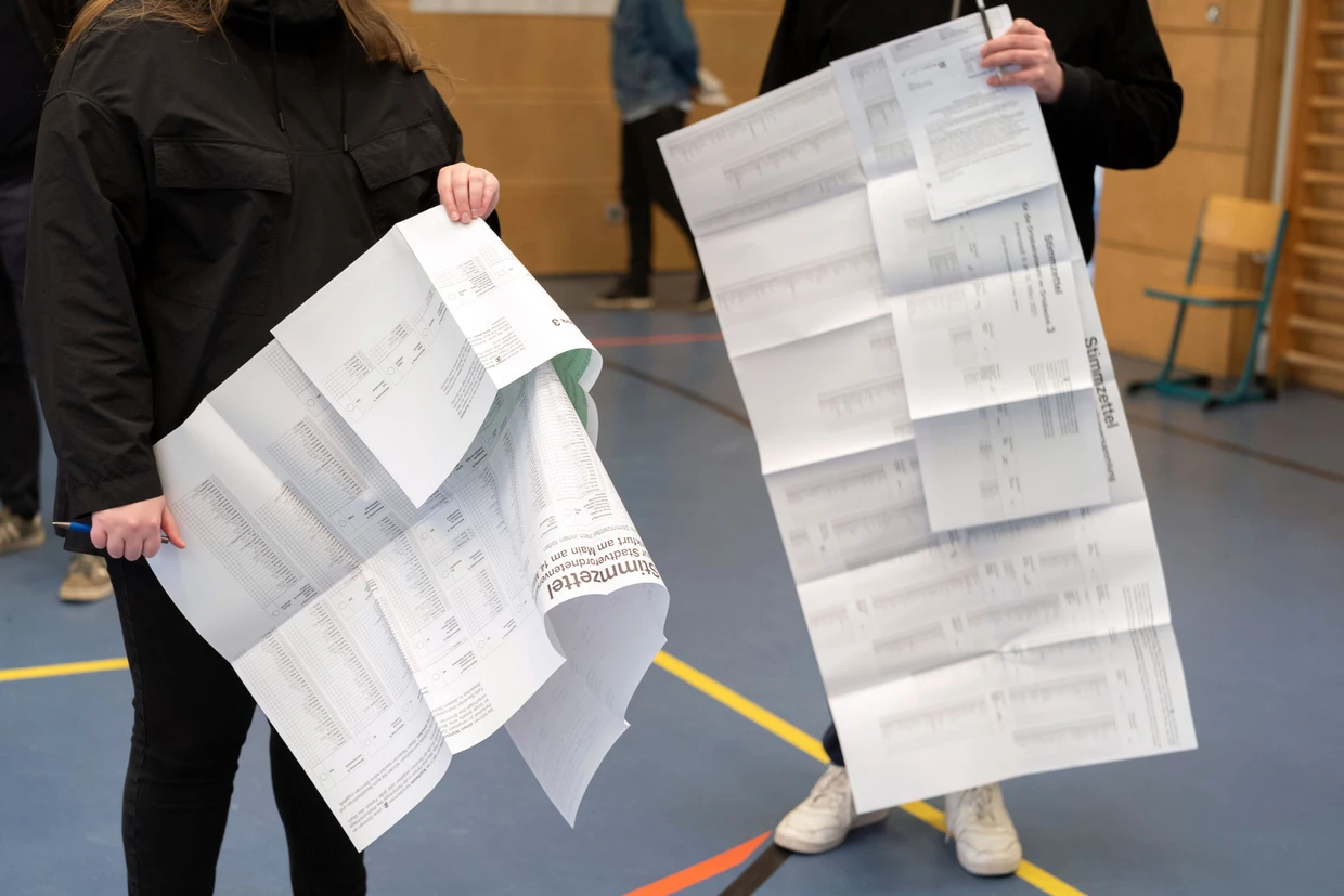 Stimmabgabe in Frankfurt: Die Stadt hat den bundesweit größten Wahlzettel.