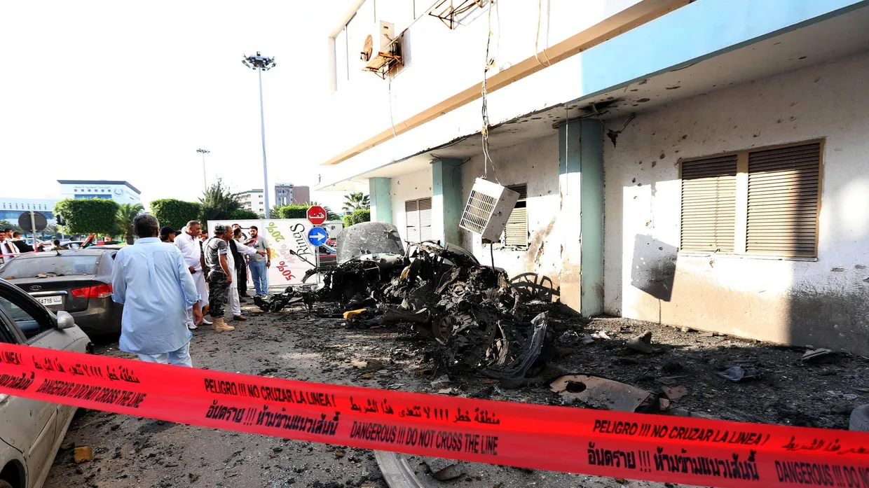 Terror in Tripolis: Das Wrack des Fahrzeuges, aus dem mutmaßlich einer der Sprengsätze nahe des Innenministeriums explodierte