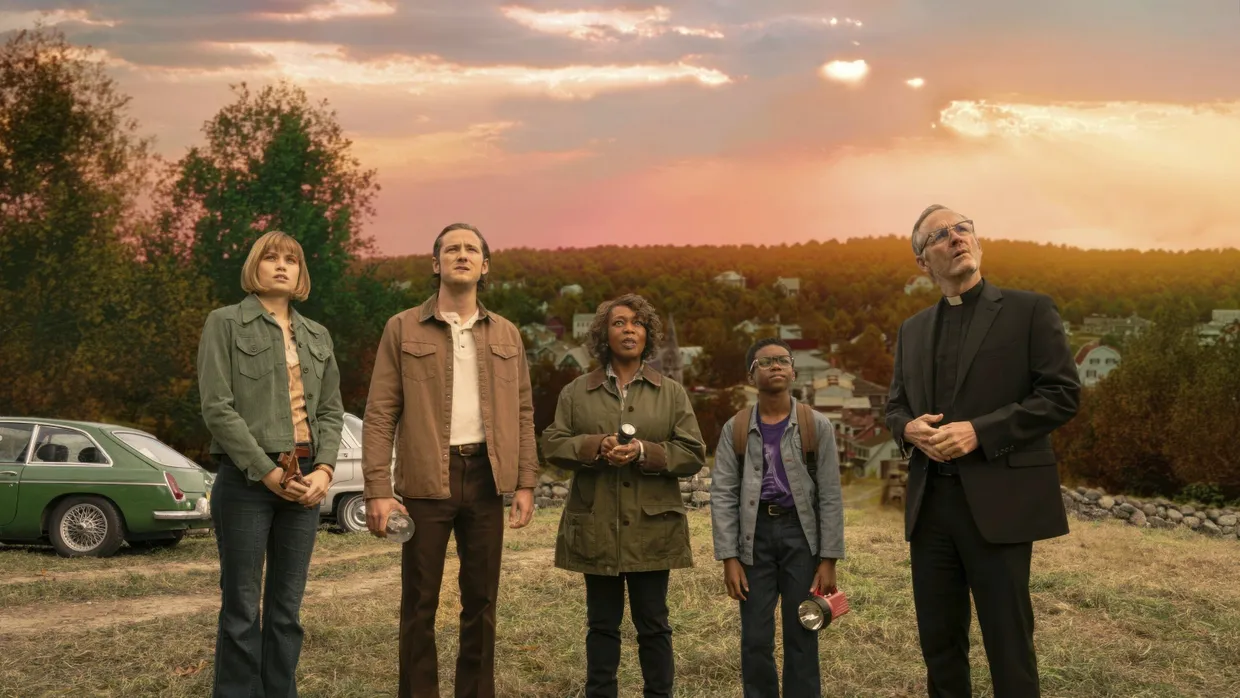 Was fliegt denn da? In der neuen Verfilmung von „Salem's Lot“ schauen Makenzie Leigh, Lewis Pullmann, Alfre Woodard, Jordan Preston Carter und John Benjamin Hickey (von links) einigermaßen verdattert drein.