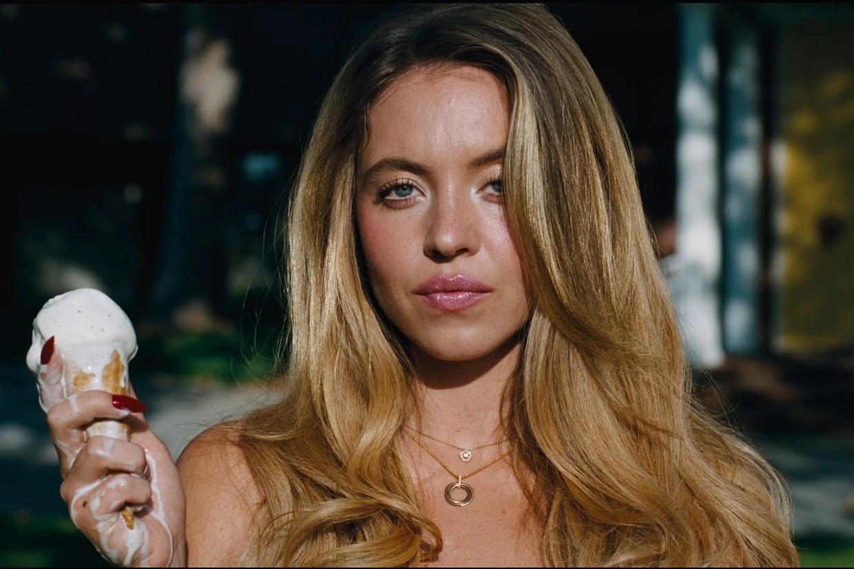 Zweideutige Bildsprache: Cassie (Sydney Sweeney) läuft Vanilleeis über die Hand