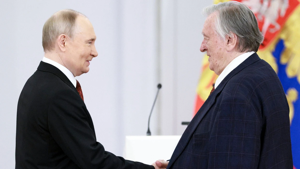 Am 12. Juni dieses Jahres war die Welt zwischen beiden noch in Ordnung: Präsident Wladimir Putin überreichte den Goldenen Stern des Helden der Arbeit der Russischen Föderation an den Schriftsteller Alexander Prochanow. Wenige Wochen später erschien Prochanows Roman „Lemner“-