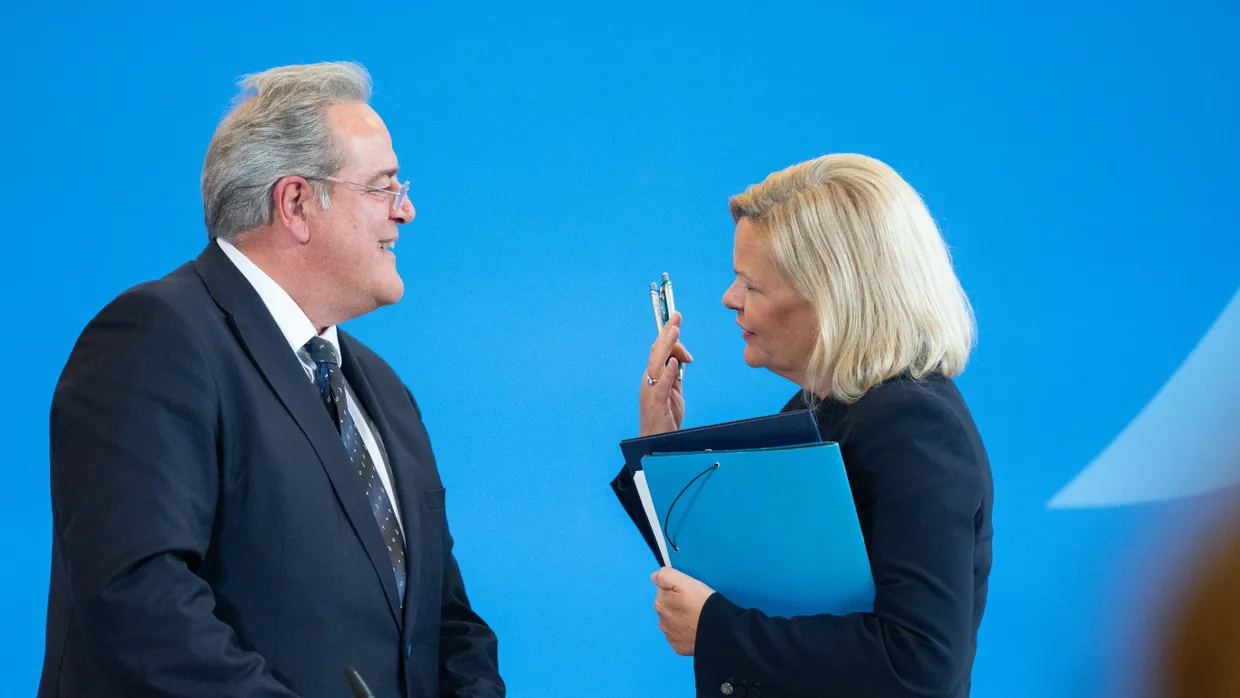 Nancy Faeser (SPD, rechts), Bundesministerin für Inneres und Heimat, und Dieter Romann, Präsident der Bundespolizei
