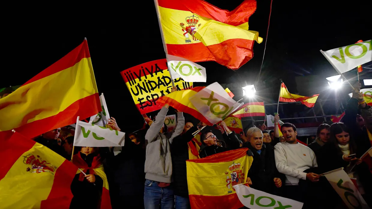Anhänger der rechtspopulistischen Vox-Partei jubeln am Sonntagabend in Madrid über den Wahlerfolg ihrer Partei.