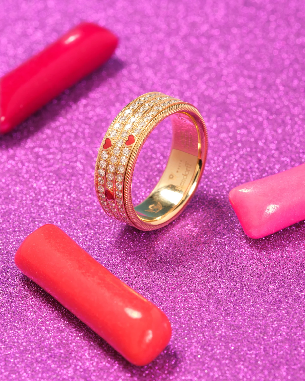 Gleich mehrere Herzen zieren diesen Ring von Wellendorf.