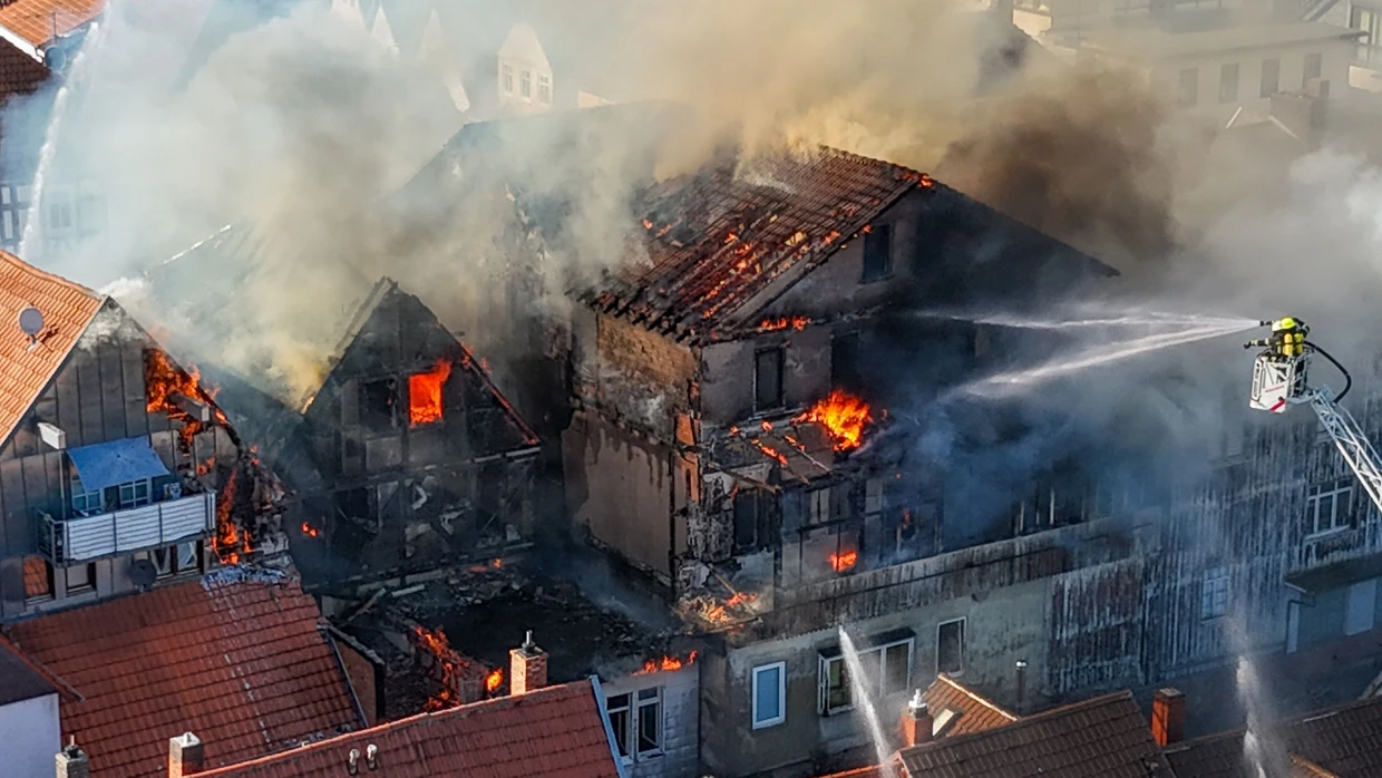 Die Feuerwehr bekämpft einen Brand in Lauterbach, Hessen. Der Brand am Marktplatz sei aus zunächst unbekannter Ursache in einem Restaurant ausgebrochen, teilte die Polizei mit.