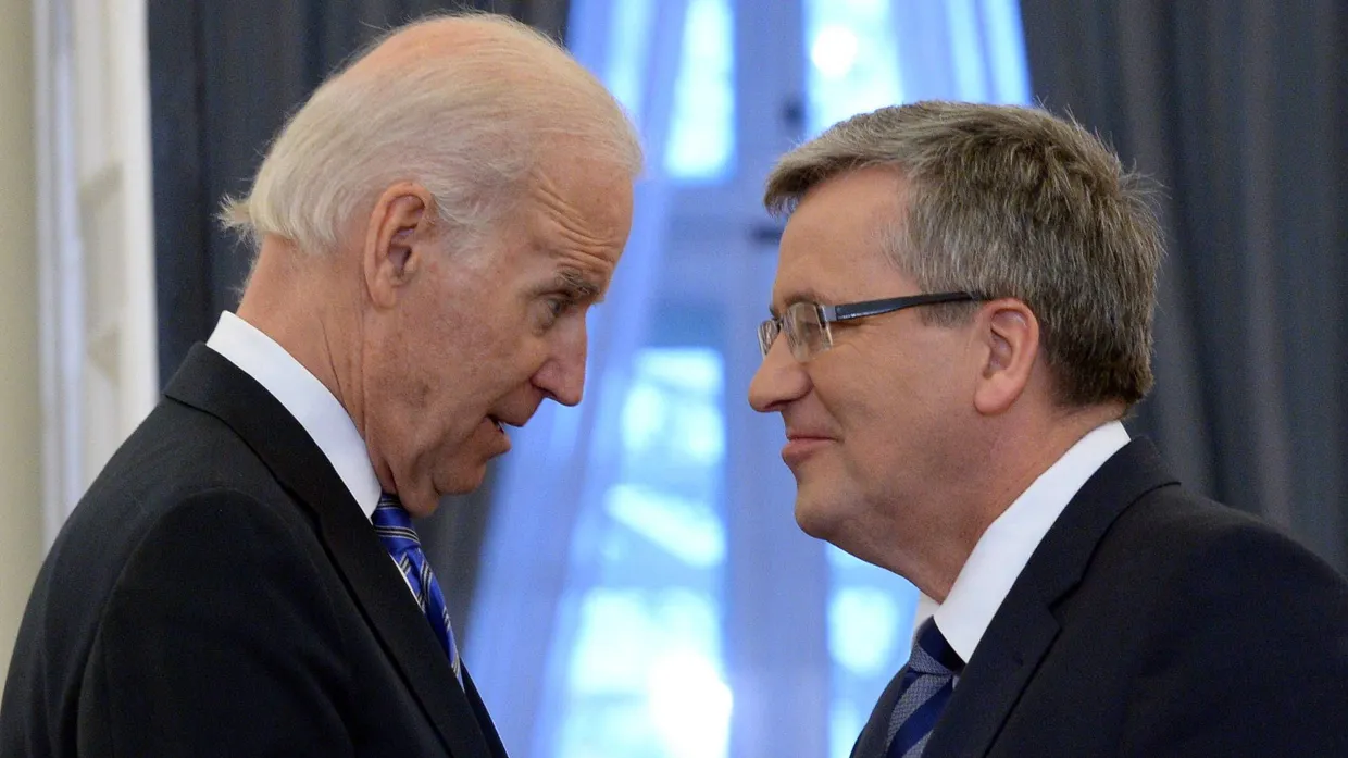 Ganz nah beieinander: Der amerikanische Vizepräsident Biden und der polnische Präsident Komorowski in Warschau.