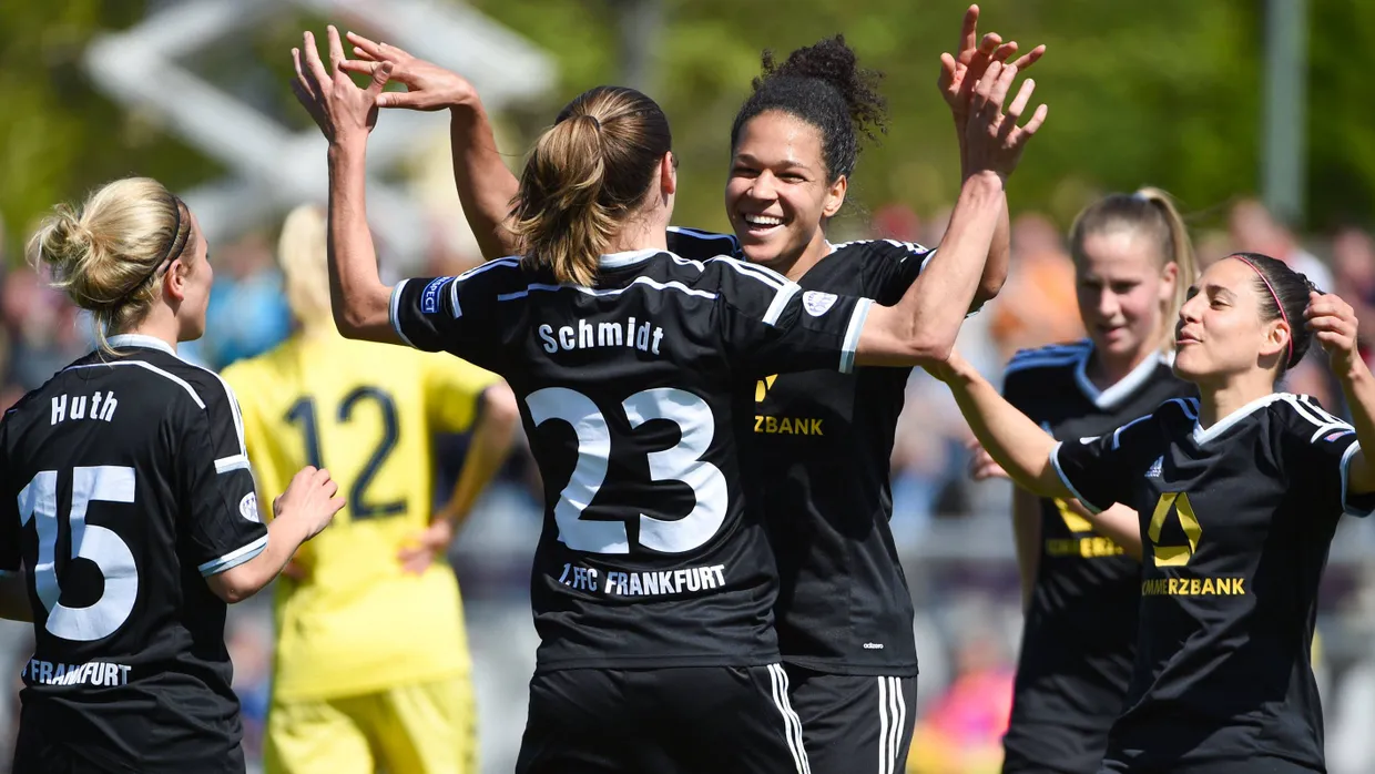 Zerbrechliche Hoffnung: erfolgreiche Frauenfußballmannschaft mit Celia Sasic(Mitte)