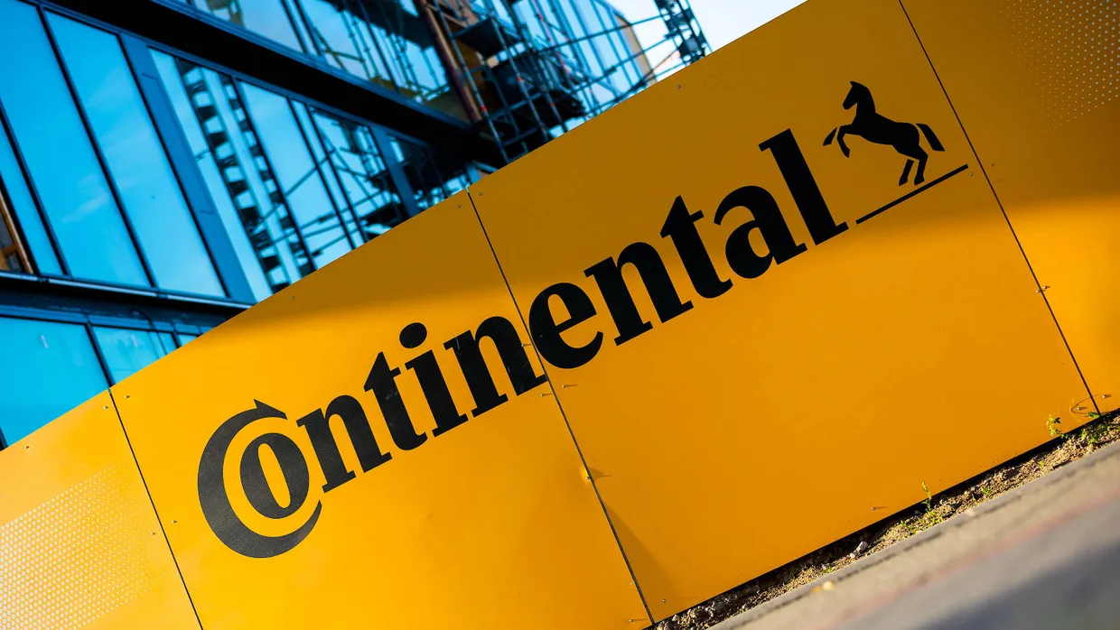 Das Logo der Continental AG ist an einem Bauzaun an der Baustelle für die neue Continental-Firmenzentrale zu sehen.
