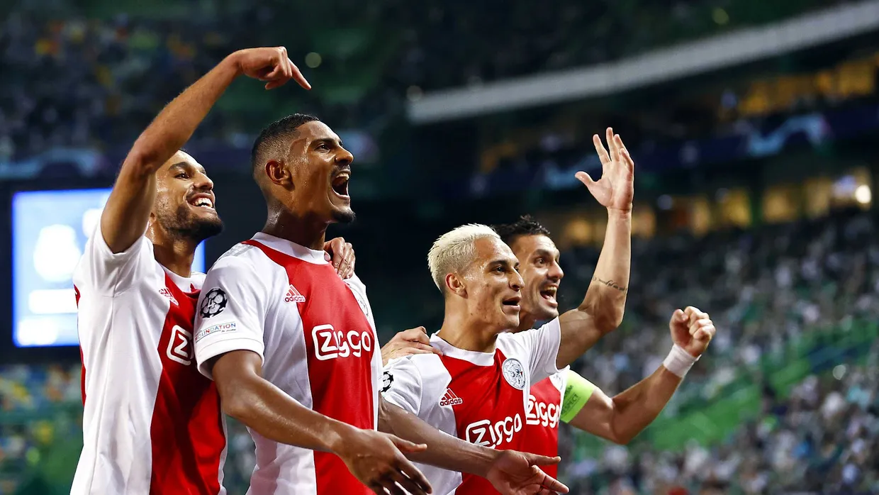Vier auf einen Streich: der frühere Frankfurter Sebastien Haller (2.v.l.) erlebt einen Glanztag für Ajax