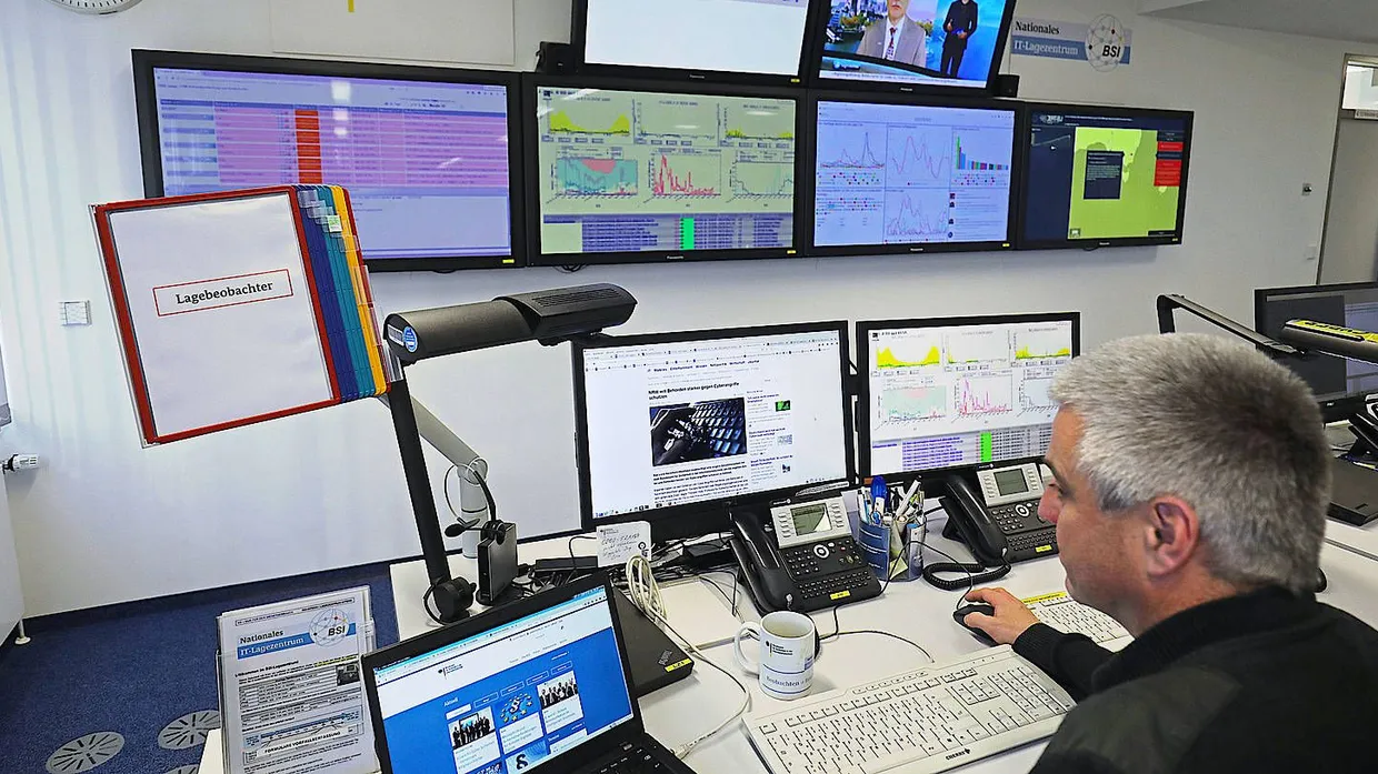 Wirklich alles im Blick? Ein Mitarbeiter des Bundesamts für Sicherheit in der Informationstechnik in Bonn